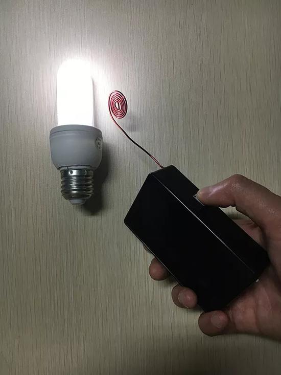 小黑盒产生的脉冲可以让灯泡在无电源的情况下发出亮光。